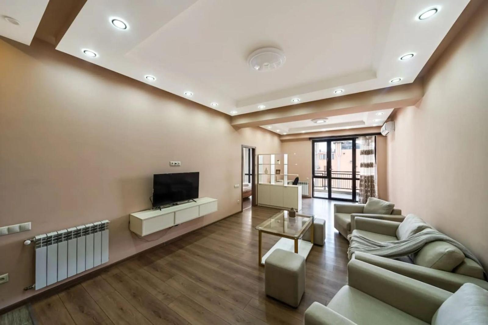 Fantastic Apartments Near Republic Square, Perfect Location, Mystreet Company Ереван Екстериор снимка